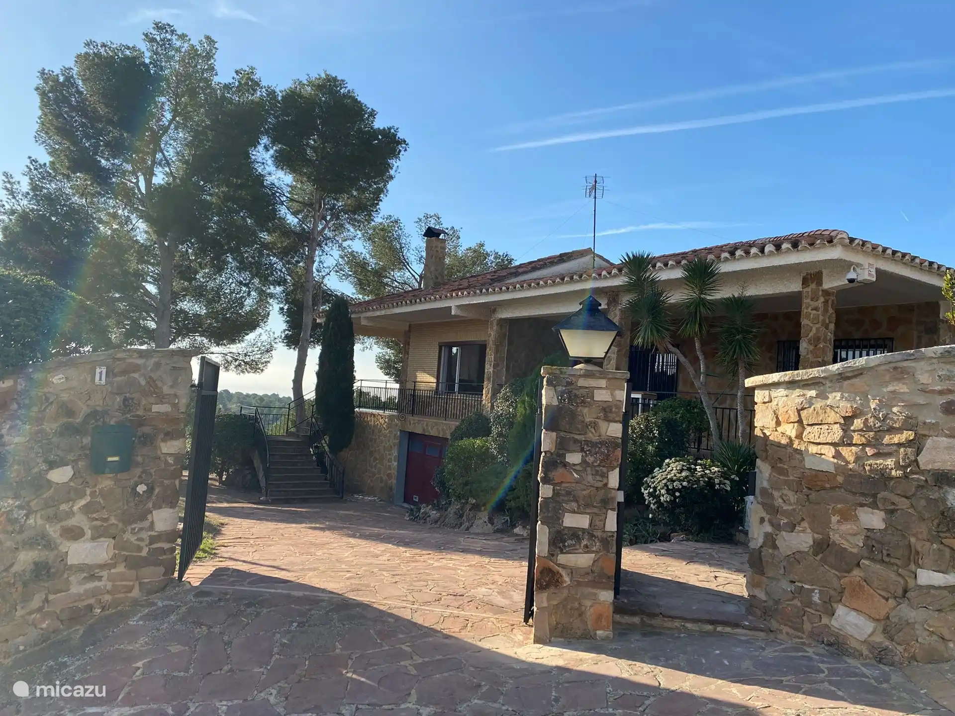 Vorderansicht von der Straße und dem Haupteingangstor