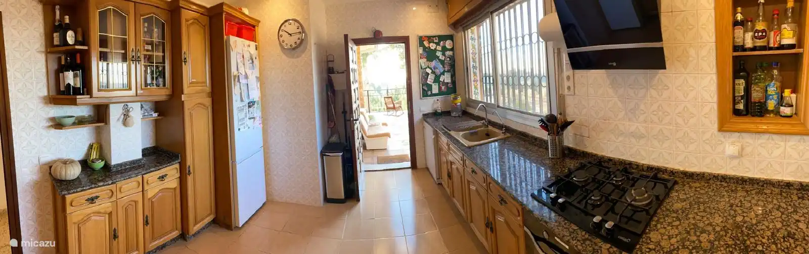 Hauptküche im Obergeschoss mit Tür zum Balkon auf der oberen Ebene 