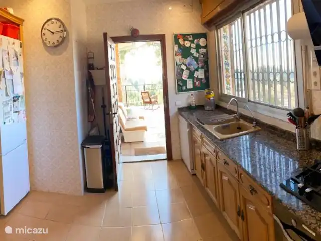 Location de Vacances Espagne, Valence, Valence (ville), villa - Villa Valencia Sunset Cuisine principale à l’étage supérieur avec porte donnant sur le balcon du niveau supérieur