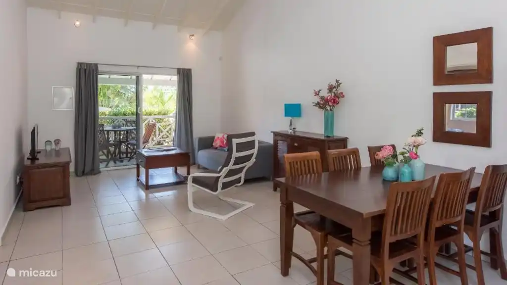 Large kitchen fully equipped.