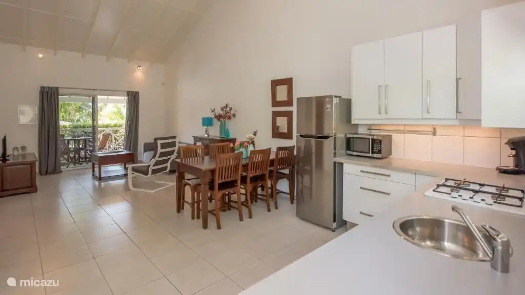 Large kitchen fully equipped.