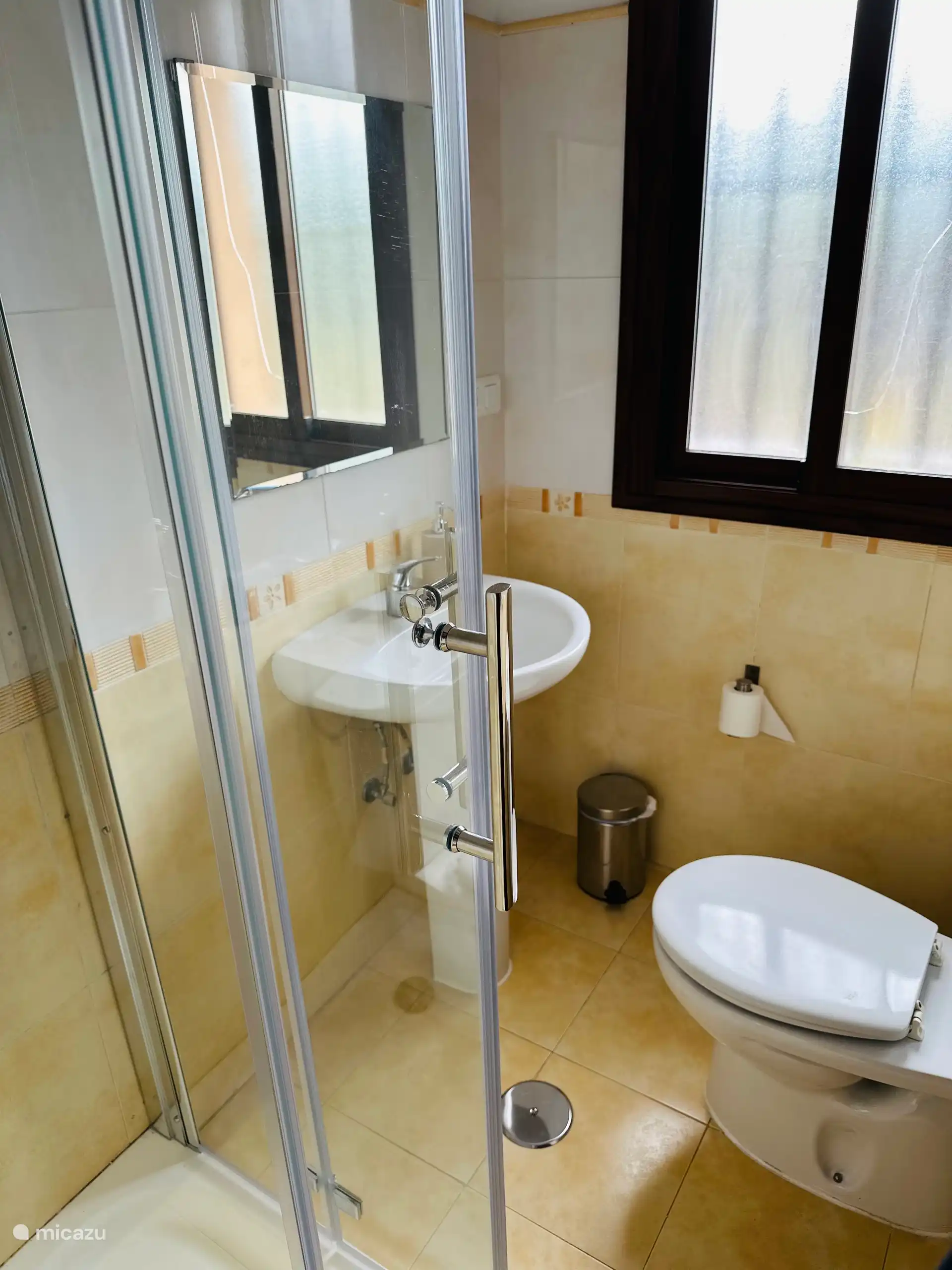 2º cuarto de baño en suite con ducha y WC