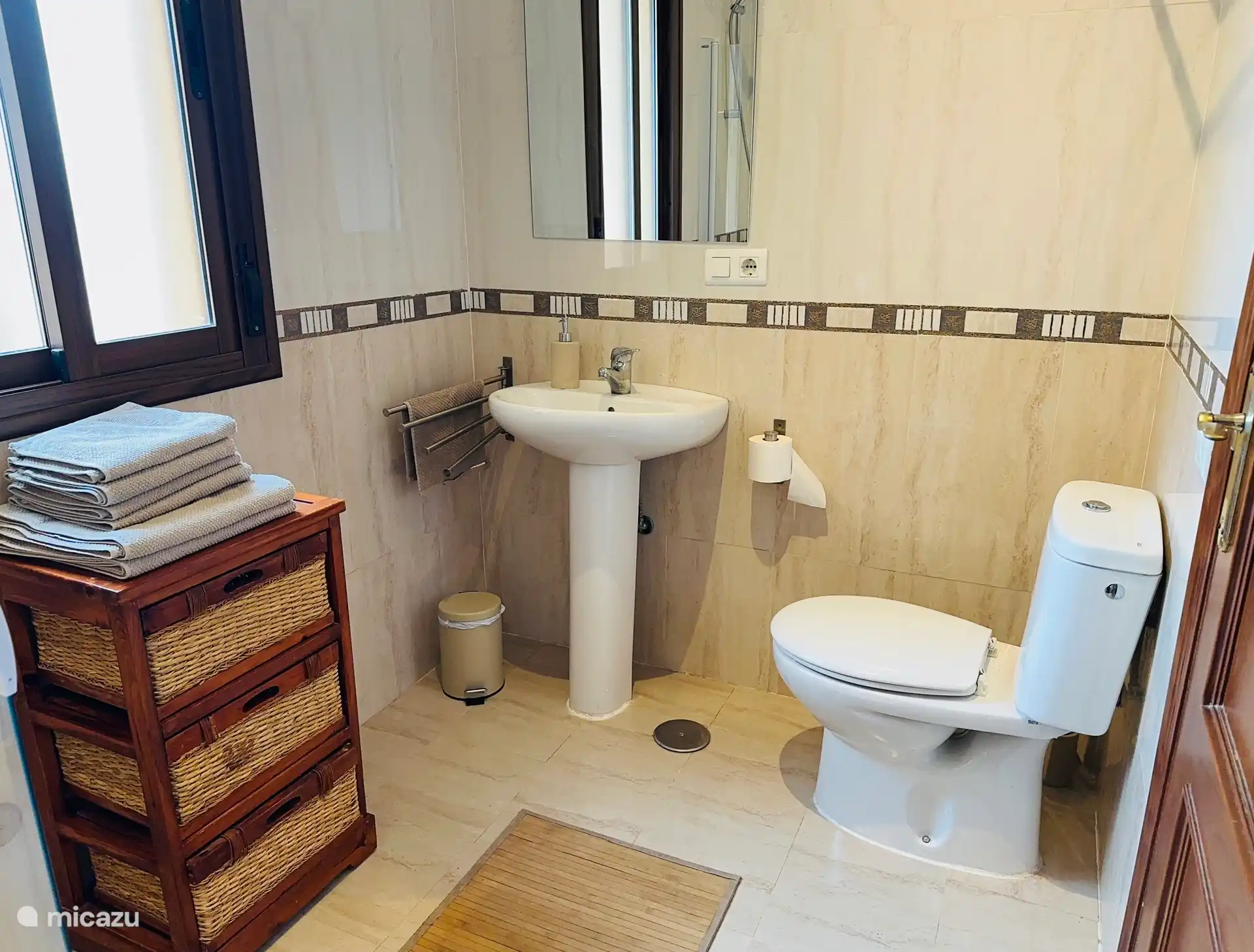 1º cuarto de baño en suite con bañera y WC