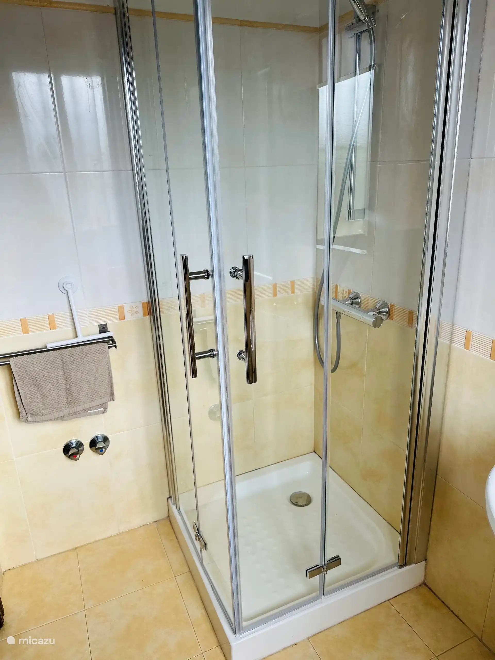 Salle de bain 2 avec douche