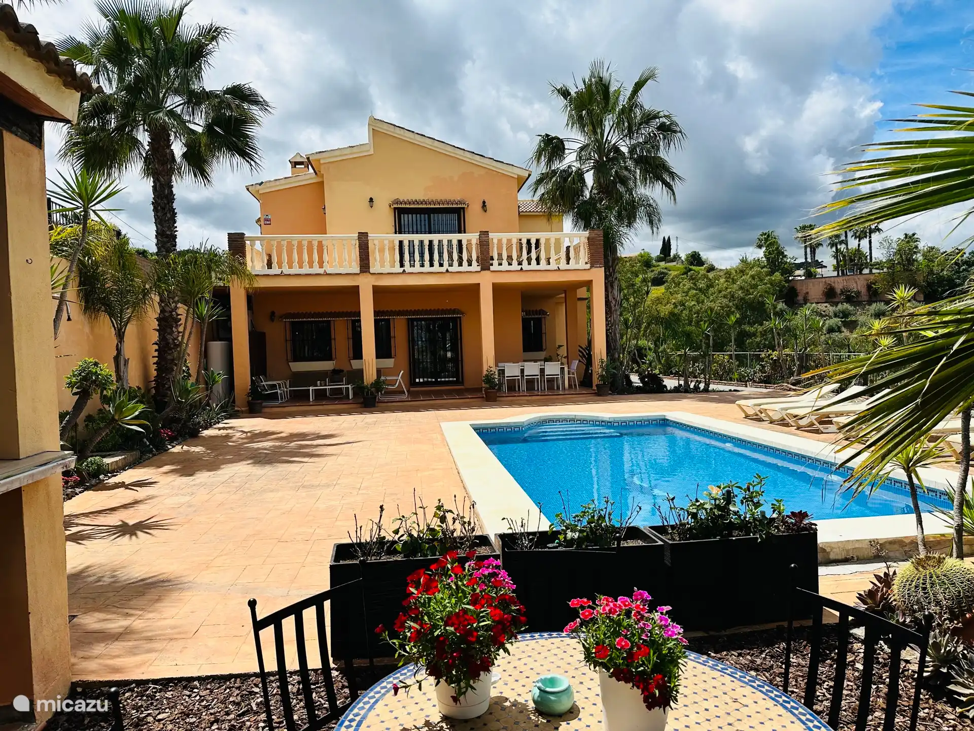 Patio trasero con piscina