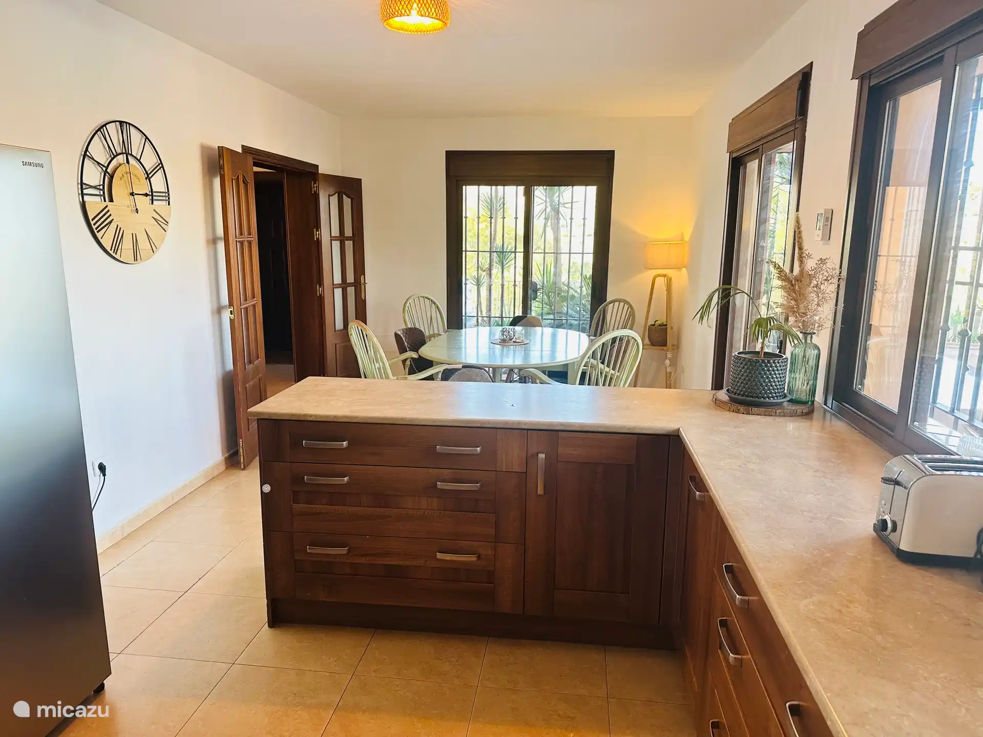 Cuisine avec bar petit-déjeuner