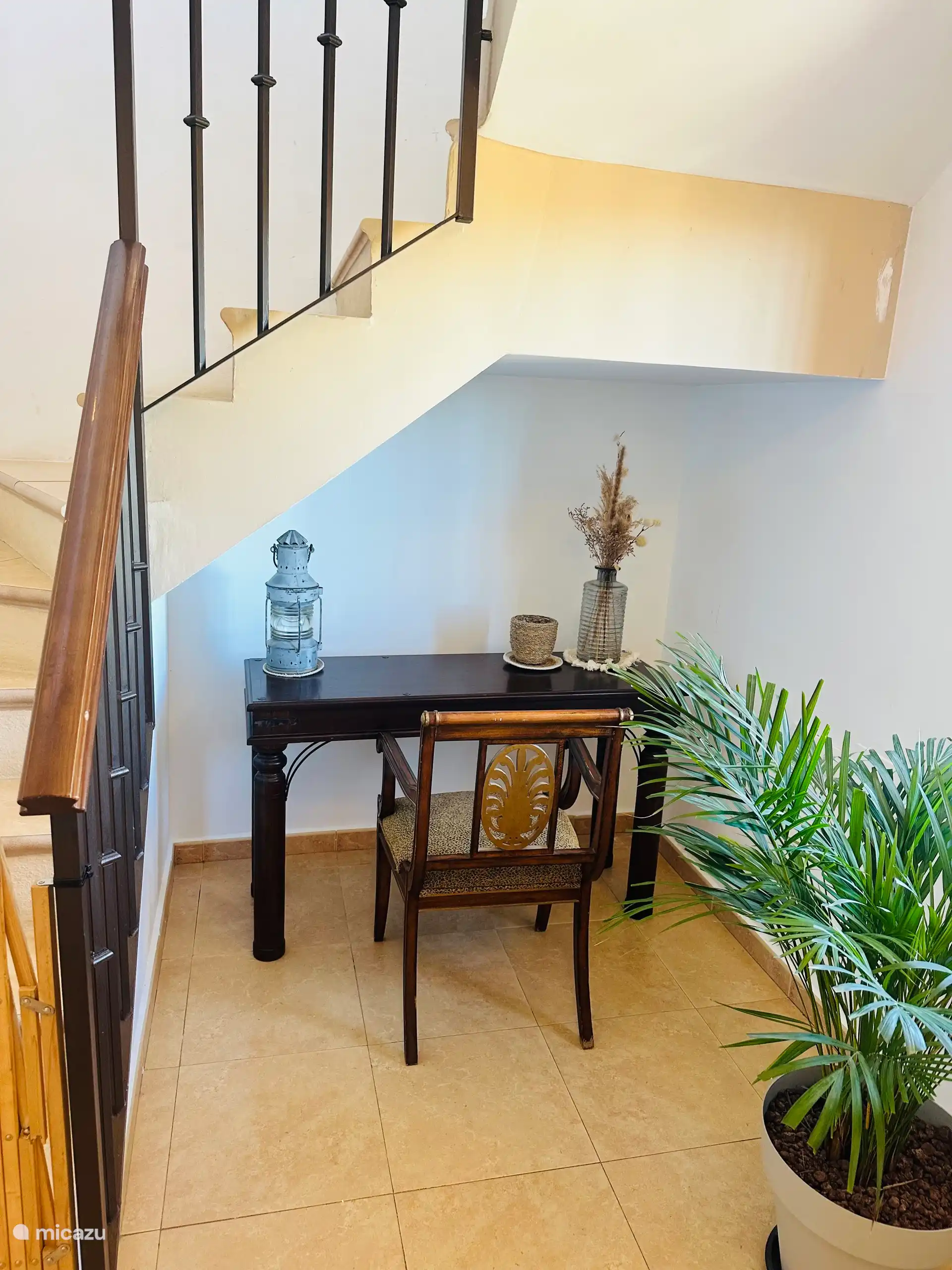 Couloir avec escaliers et bureau 1