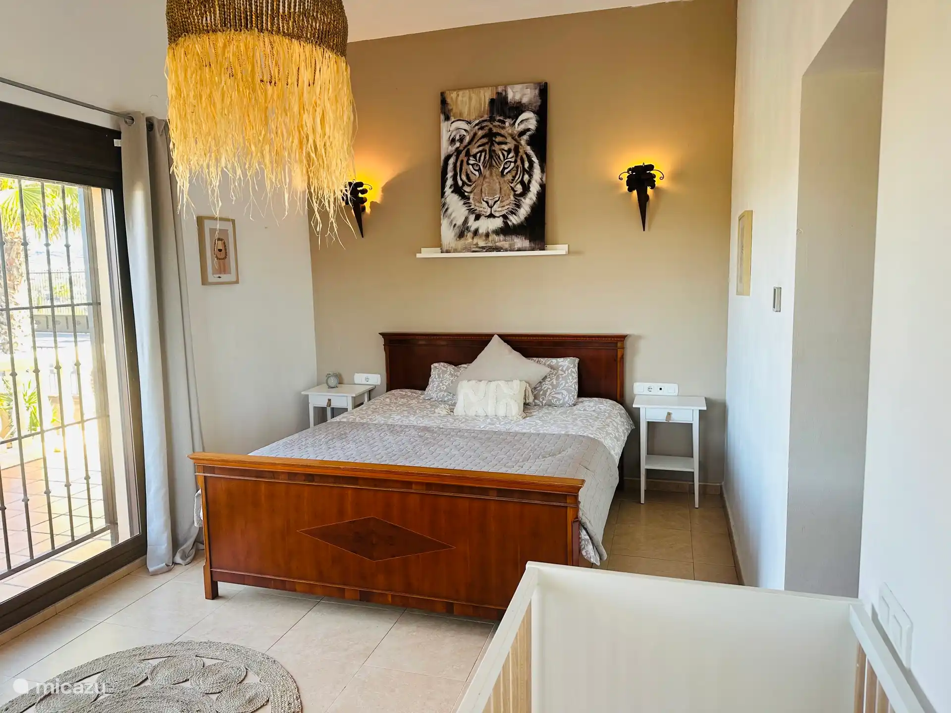 Chambre 1 avec lit bébé et salle de bain attenante