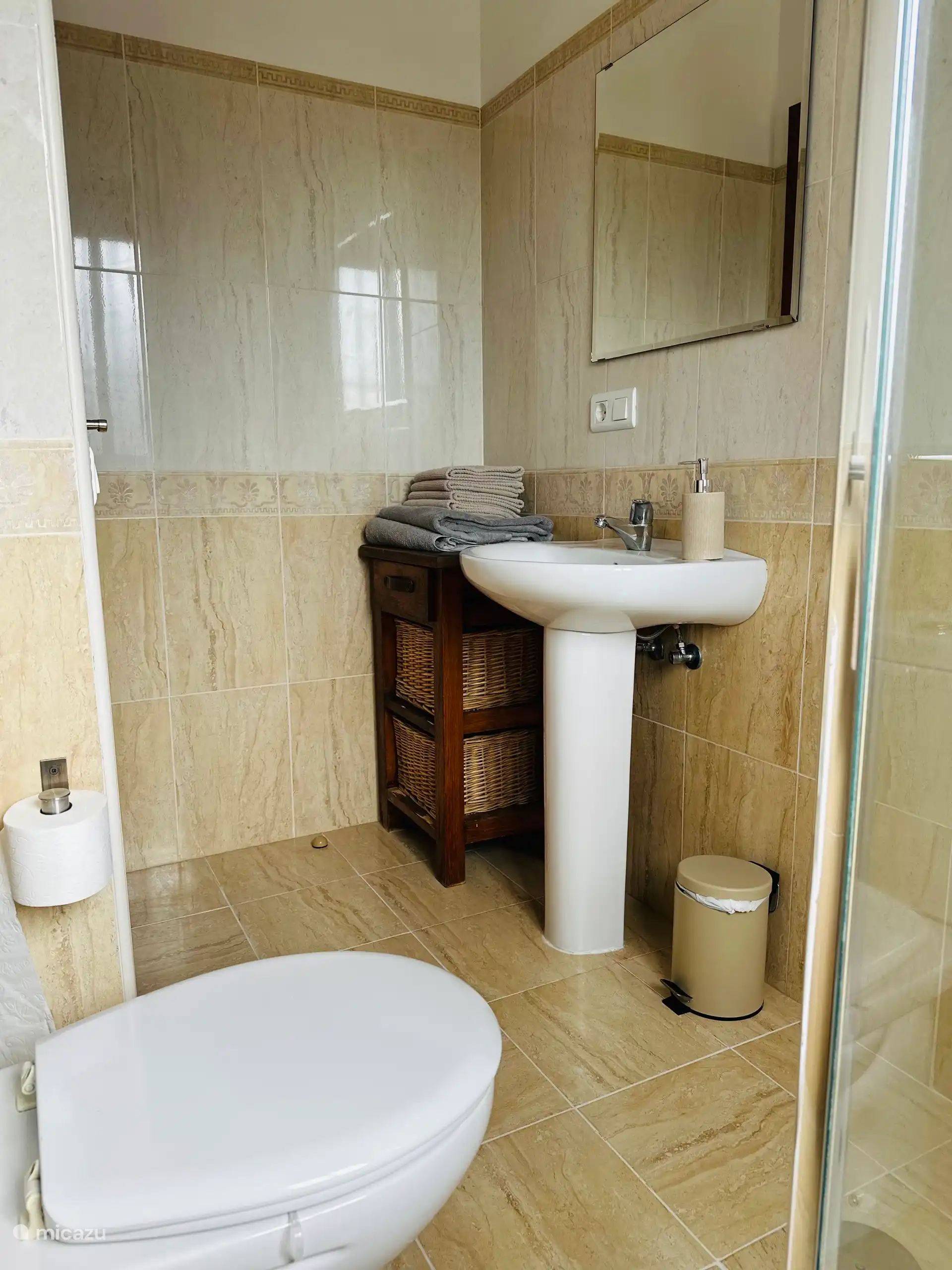 3º cuarto de baño con ducha y WC