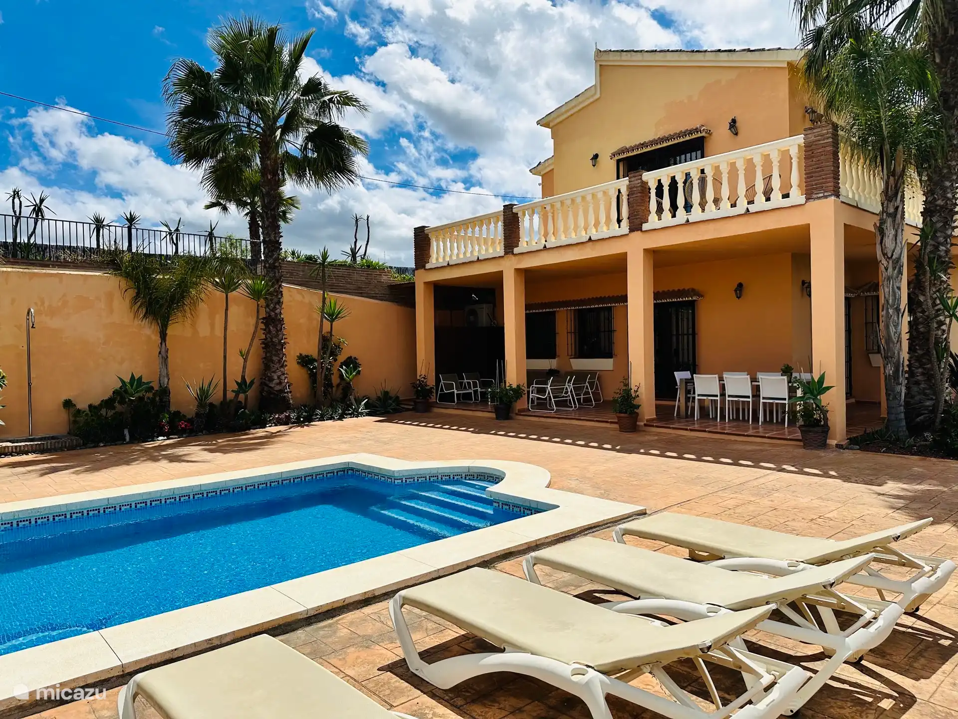 Patio trasero con piscina