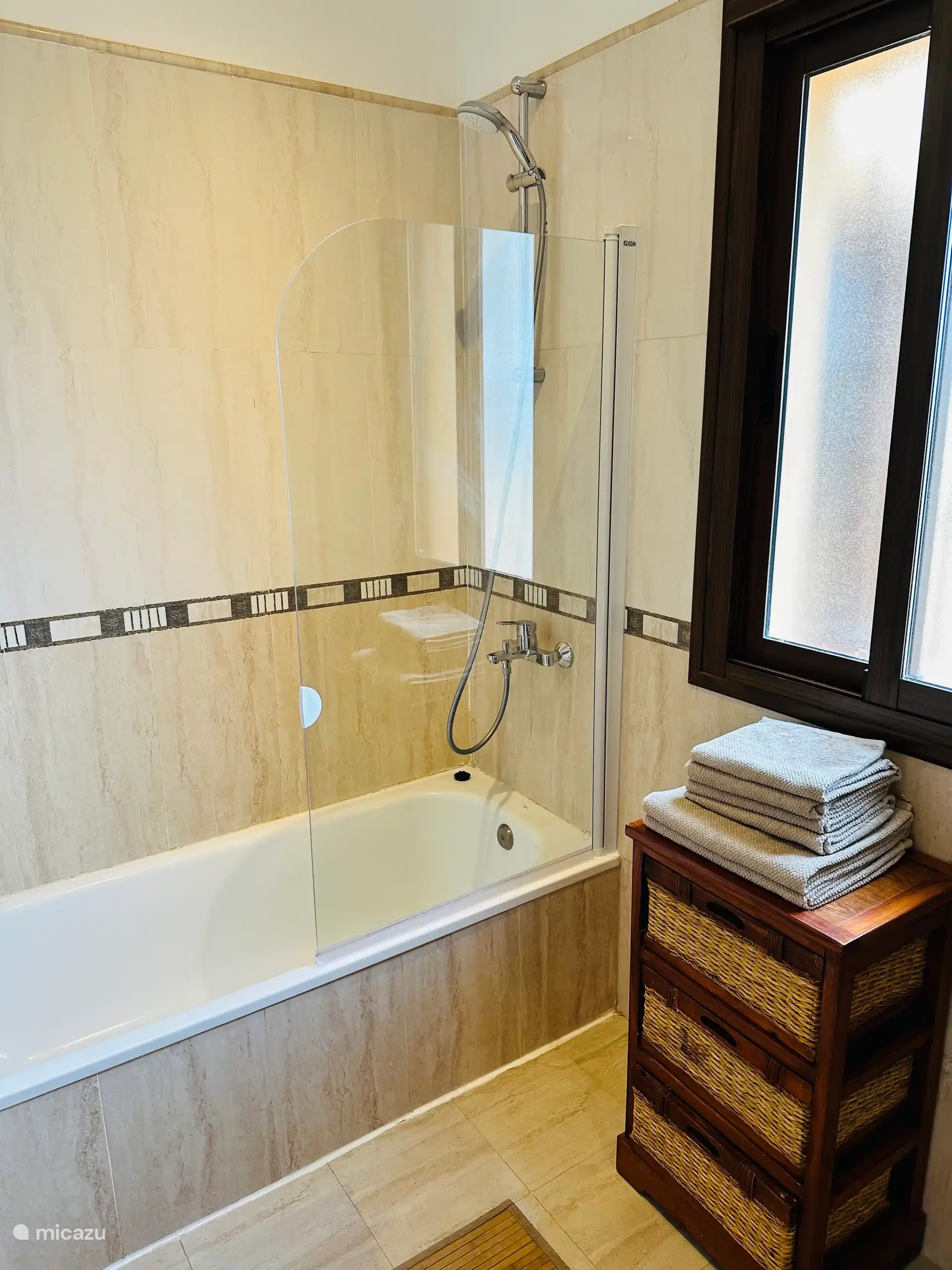 Salle de bain 1 avec bain