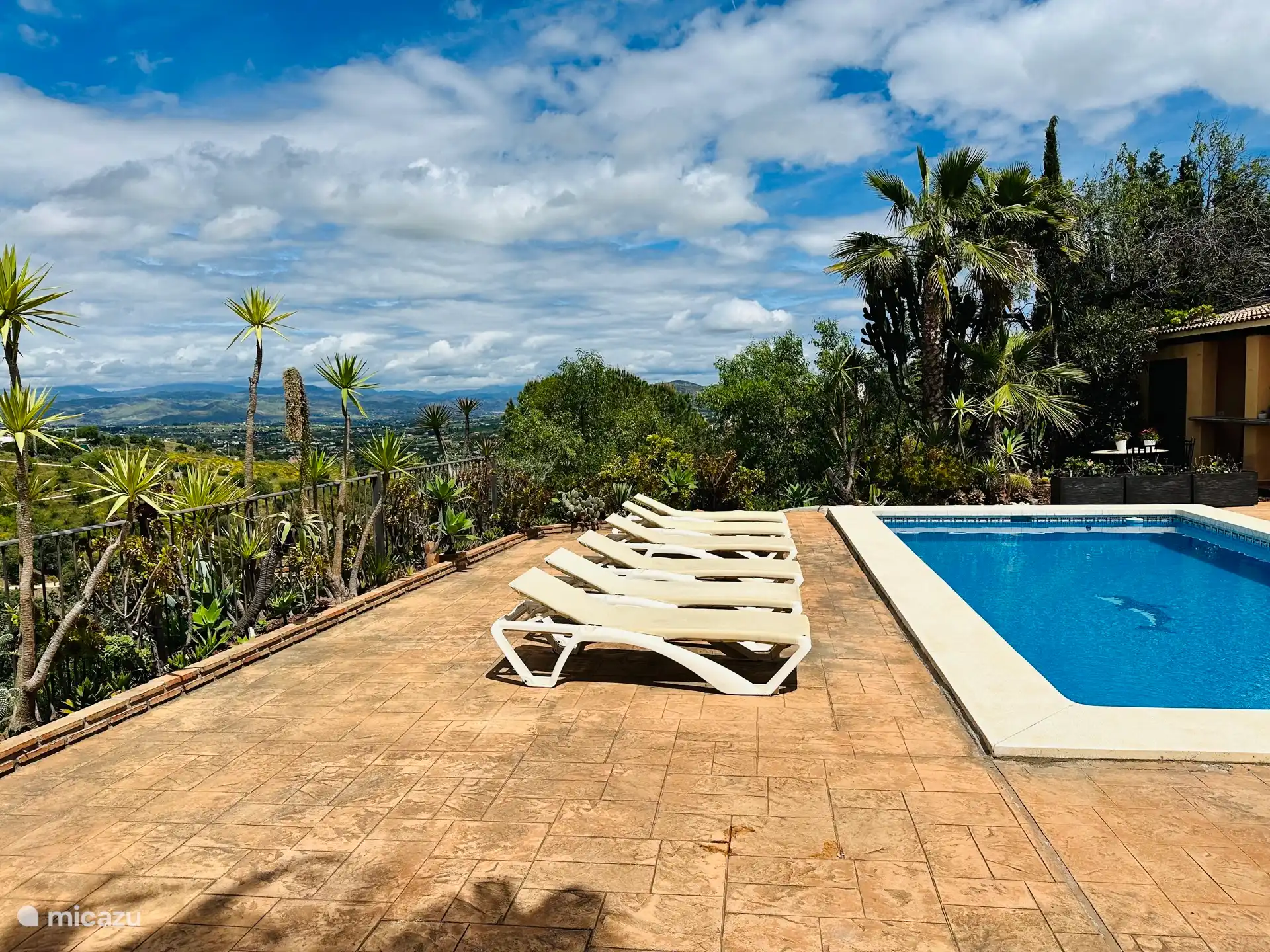 Hamacas junto a la piscina