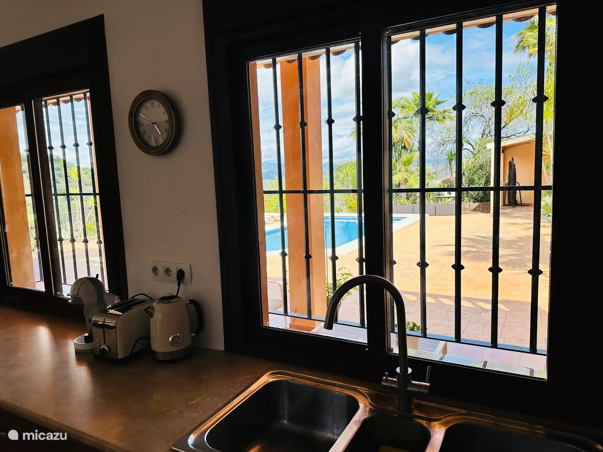 Vue sur la terrasse et le jardin depuis la cuisine