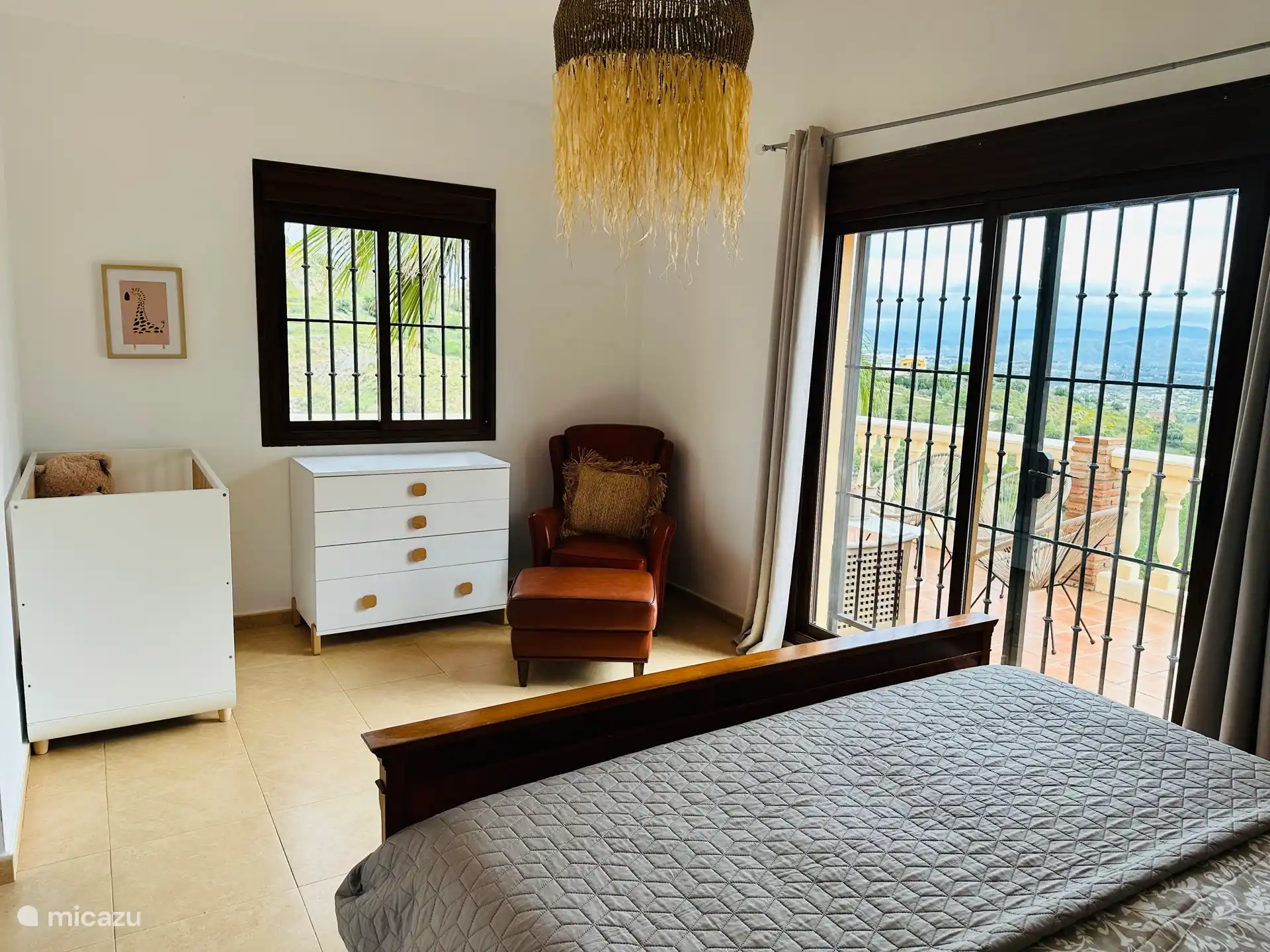 1º dormitorio con cuna y cambiador