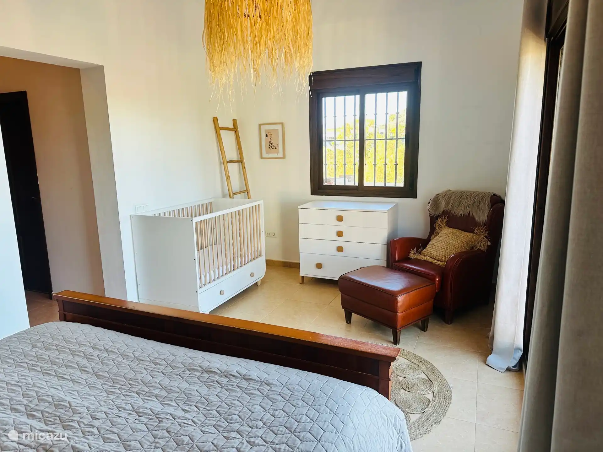 Chambre 1 avec lit bébé, terrasse et salle de bain attenante