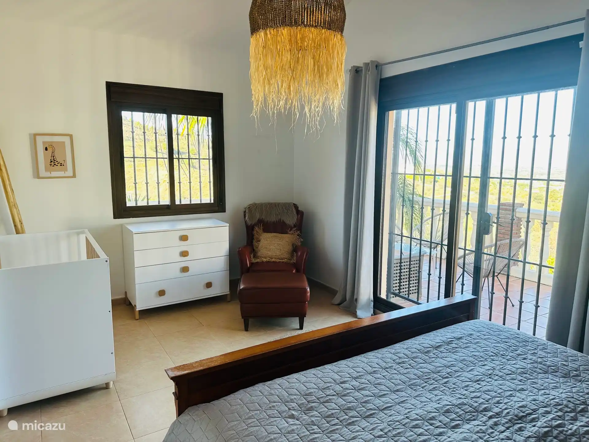 Chambre 1 avec lit bébé, terrasse et salle de bain attenante