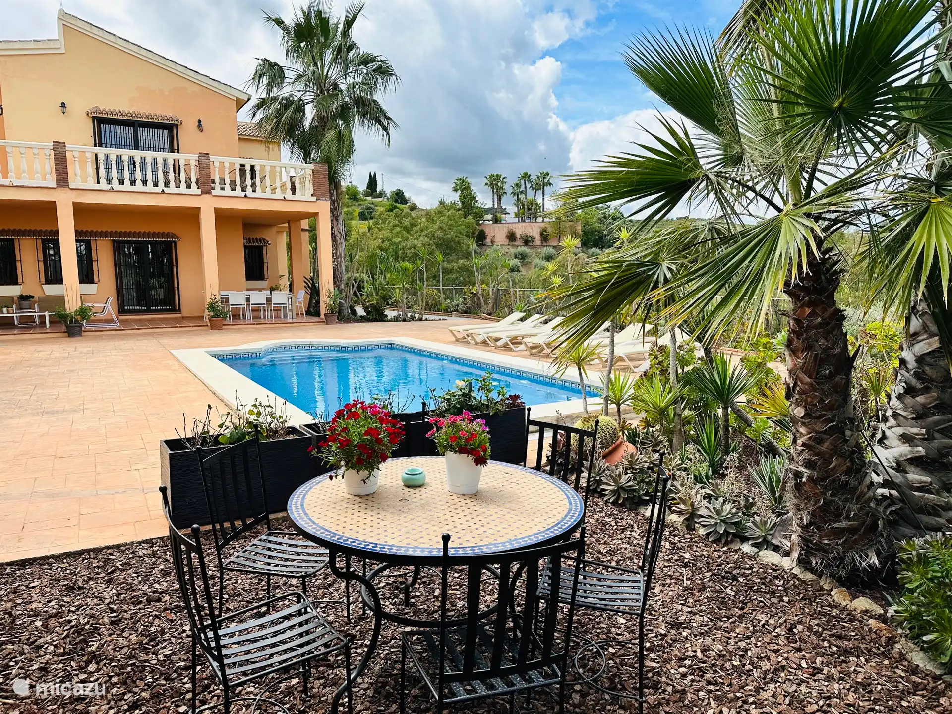 Patio trasero con piscina