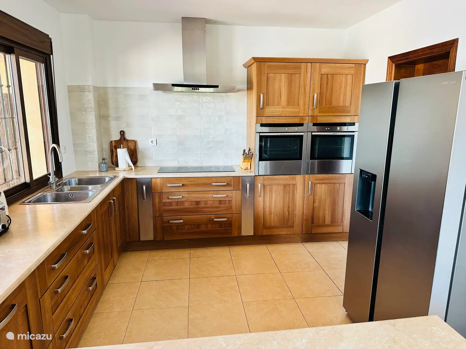 Cuisine avec double four, machine à glaçons et grand réfrigérateur