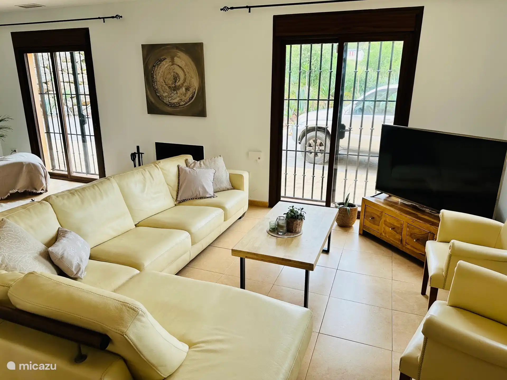 Sala de estar con TV inteligente grande