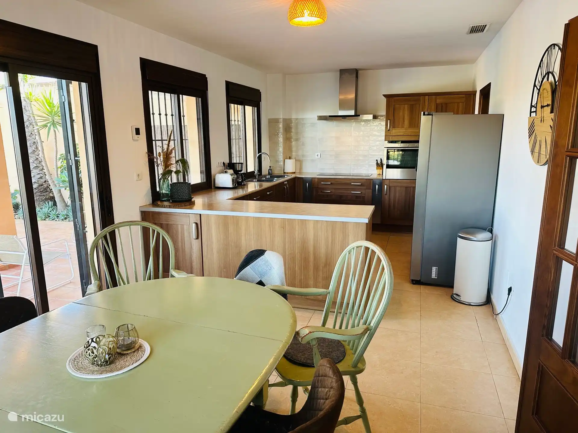 Cuisine avec table du petit-déjeuner