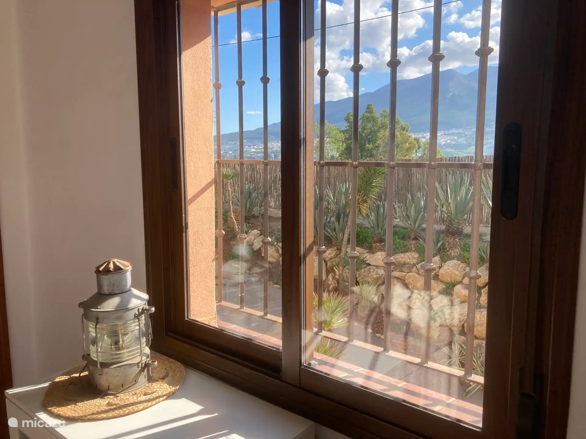 Vue depuis la chambre 3 avec salle de bain attenante