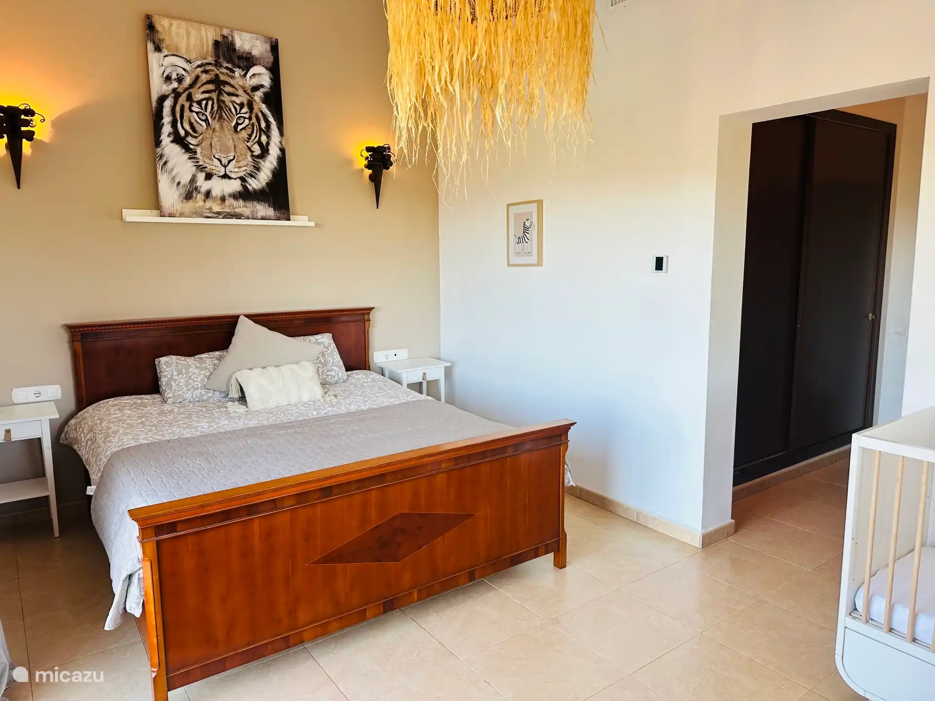 Chambre 1 avec lit bébé, terrasse et salle de bain attenante