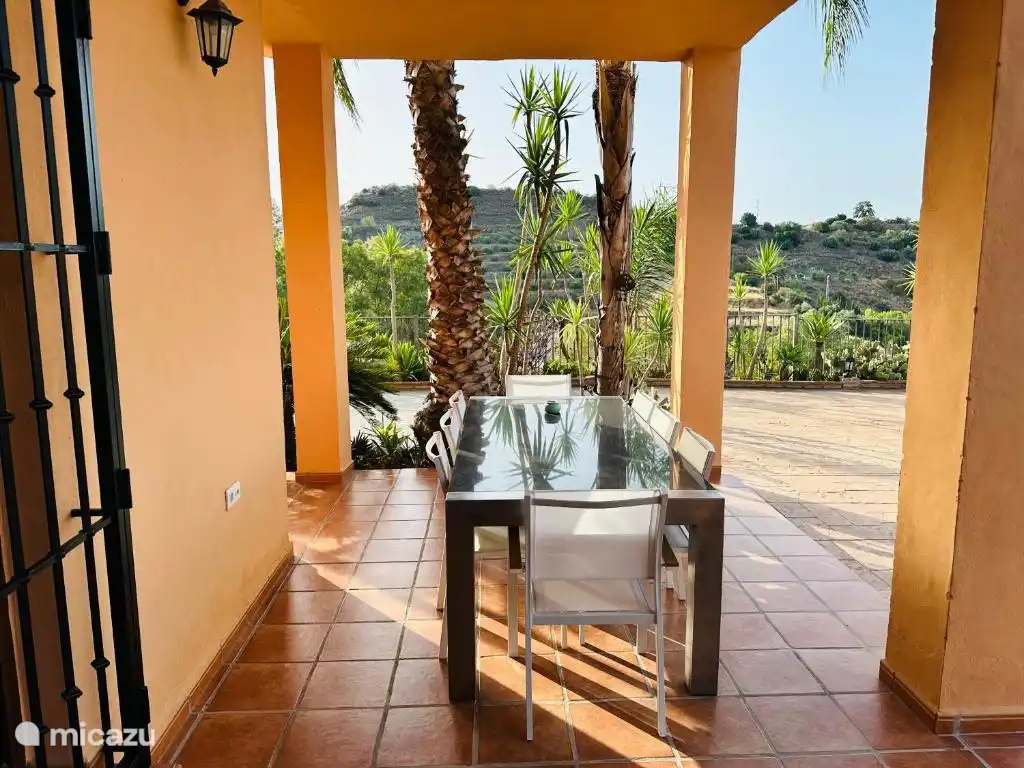 Terrasse avec table à manger