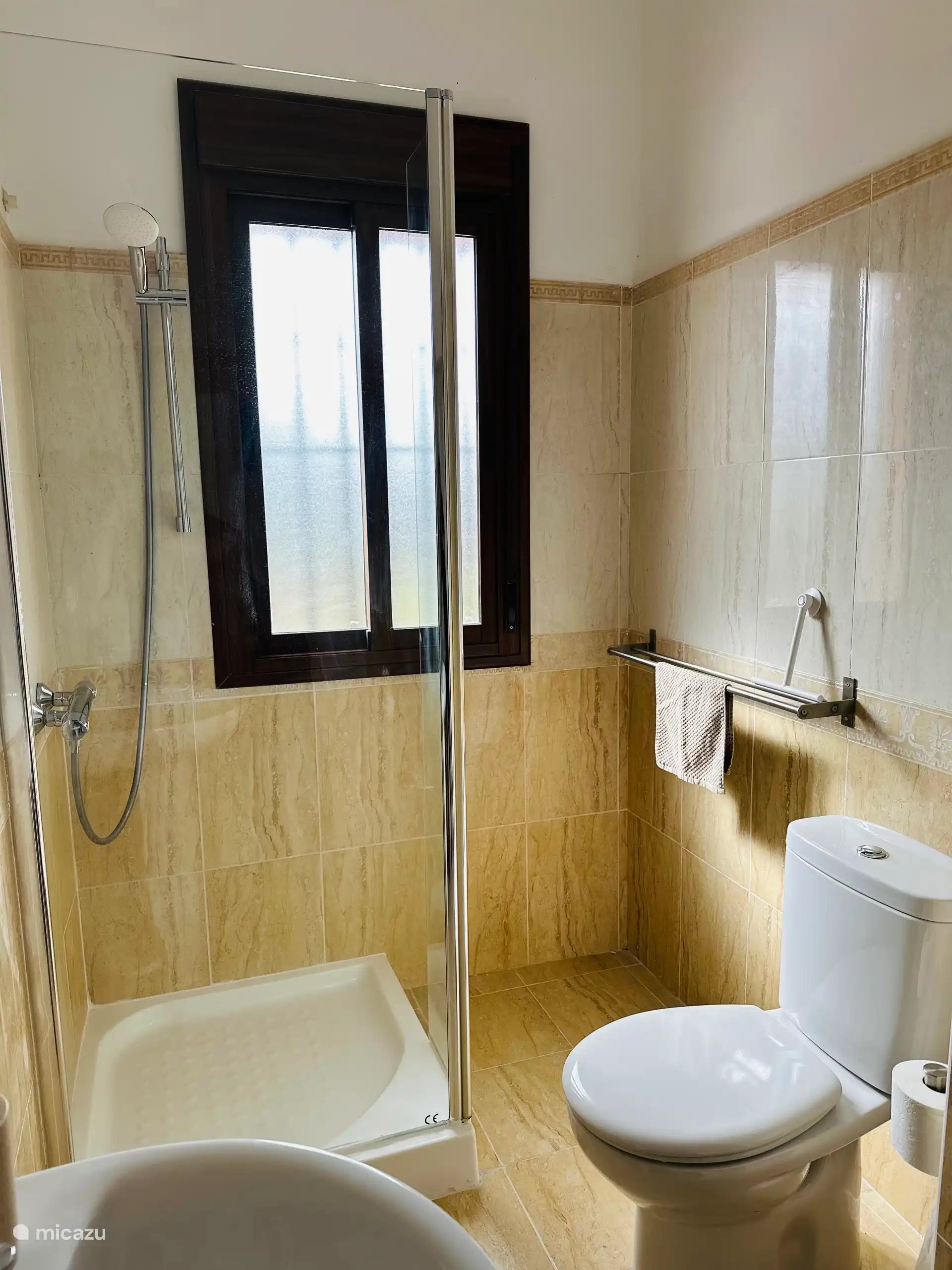 3º cuarto de baño con ducha y WC