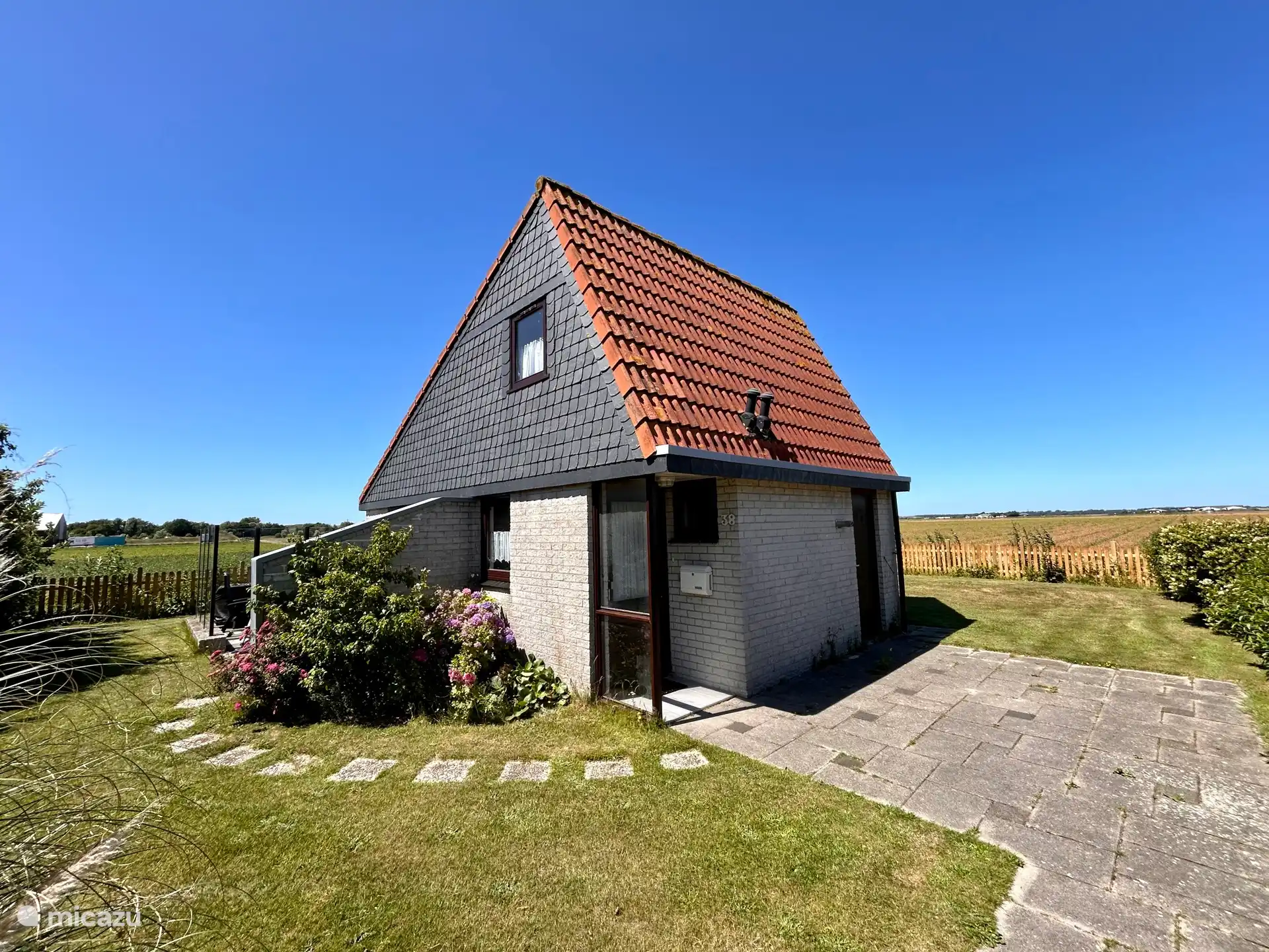 Le vaste jardin avec vue sur les champs de bulbes