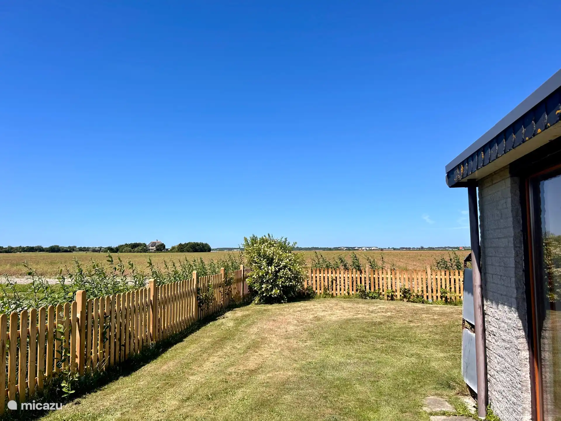 Vue sur les champs de bulbes depuis le jardin