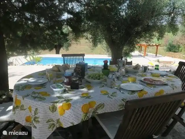 Antiguo Trullo Casa Lucca en Italia, Apulia, Carovigno - casa vacacional Siéntate bajo los árboles