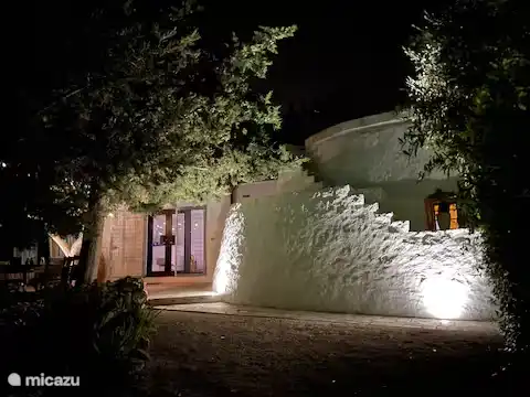 Vista de la fachada por la noche