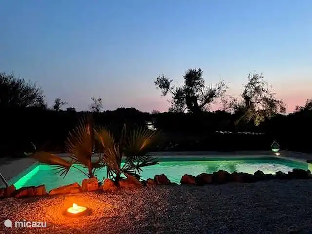Antiguo Trullo Casa Lucca en Italia, Apulia, Carovigno - casa vacacional Noche de piscina
