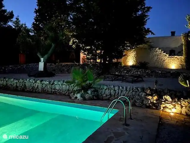 Antiguo Trullo Casa Lucca en Italia, Apulia, Carovigno - casa vacacional Piscina y fachada por la noche