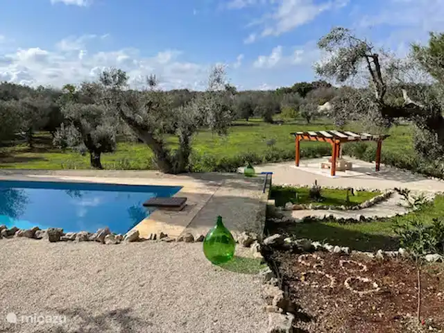 Antiguo Trullo Casa Lucca en Italia, Apulia, Carovigno - casa vacacional Piscina y pérgola