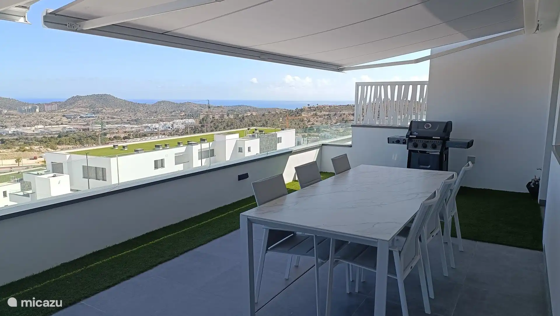 Mesa de terraza y barbacoa