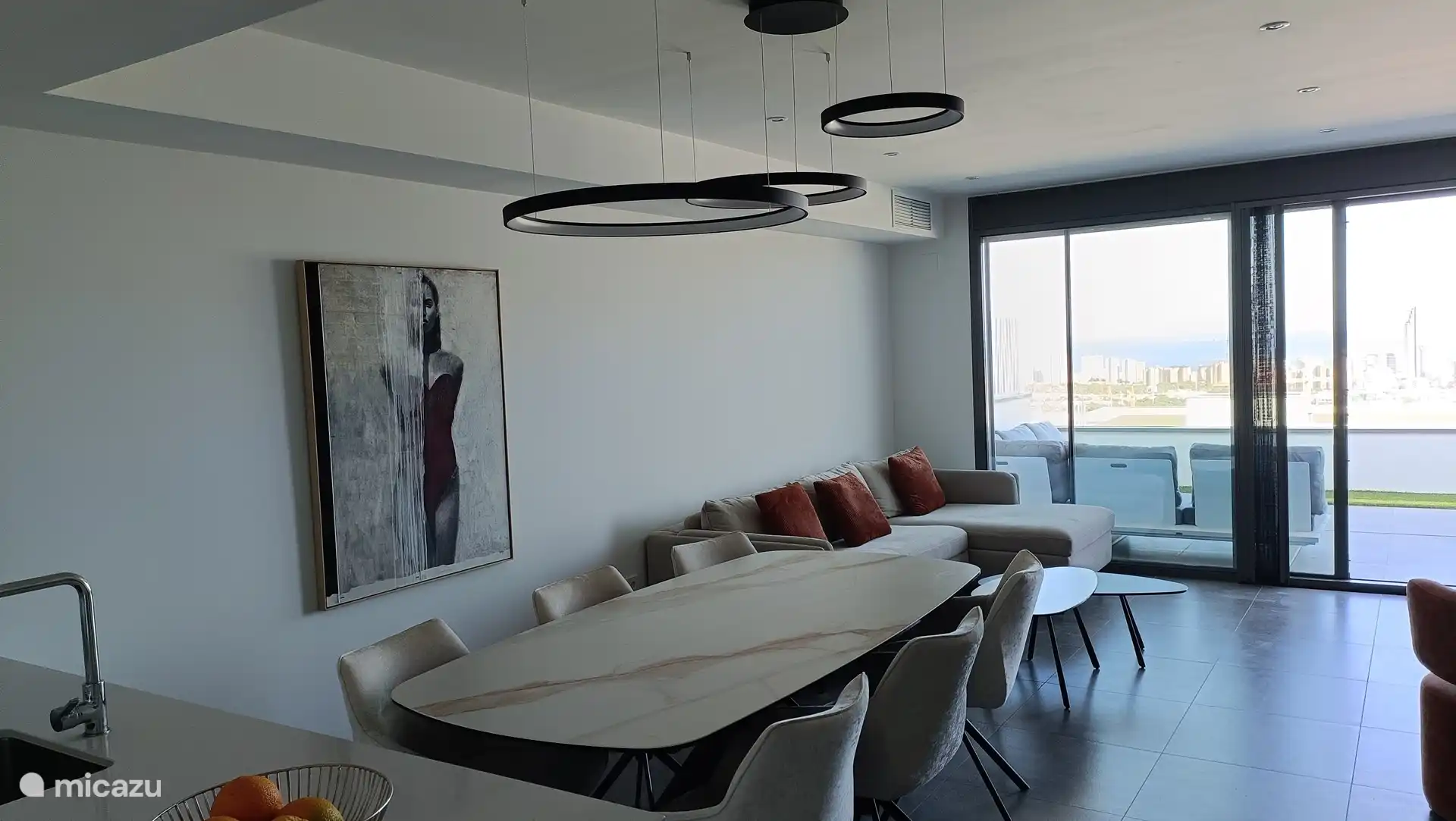 Sala de estar con cocina abierta