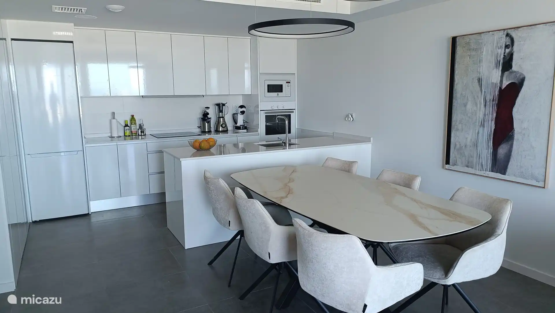 Sala de estar con cocina abierta