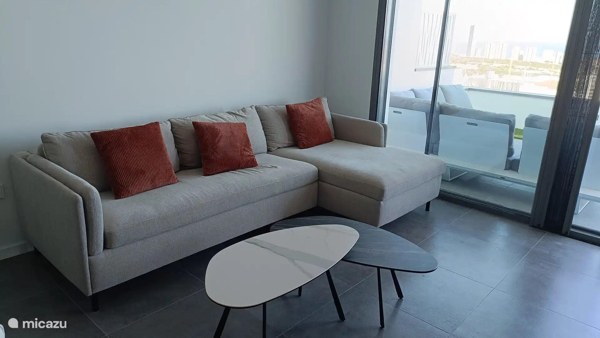 Sala de estar con cocina abierta