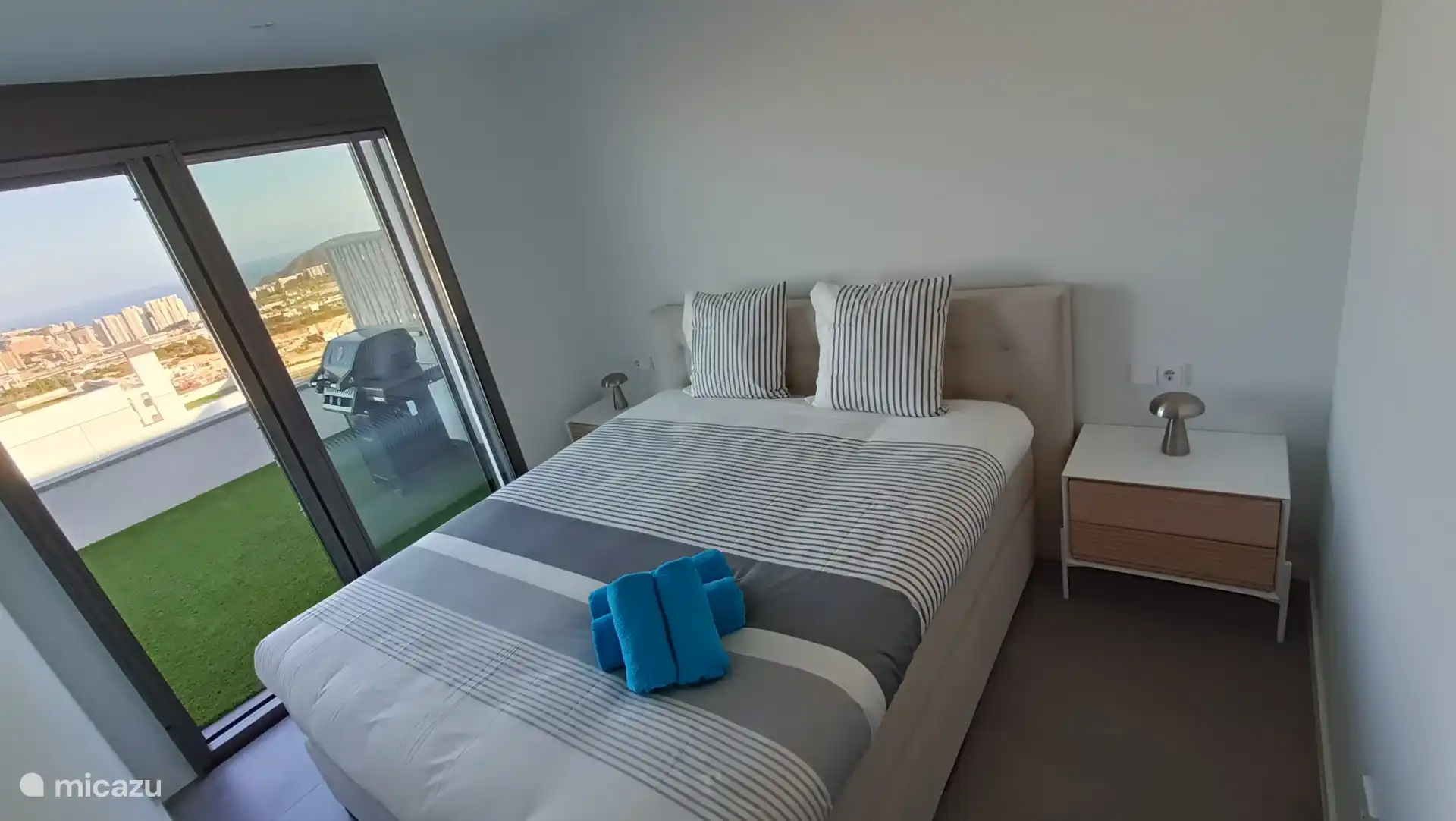 Dormitorio 1: cama doble de 180 x 210