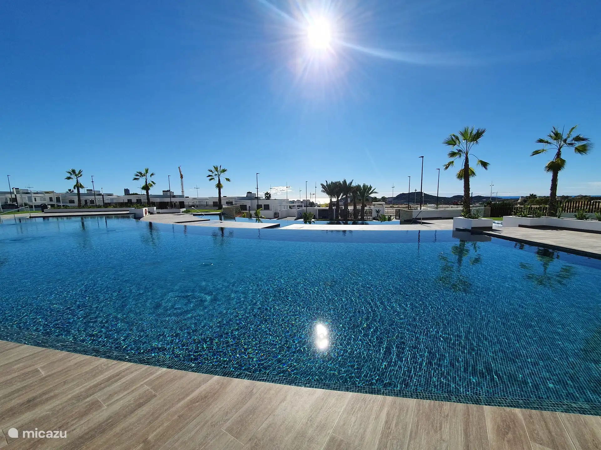 Piscina con vista panorámica al mar