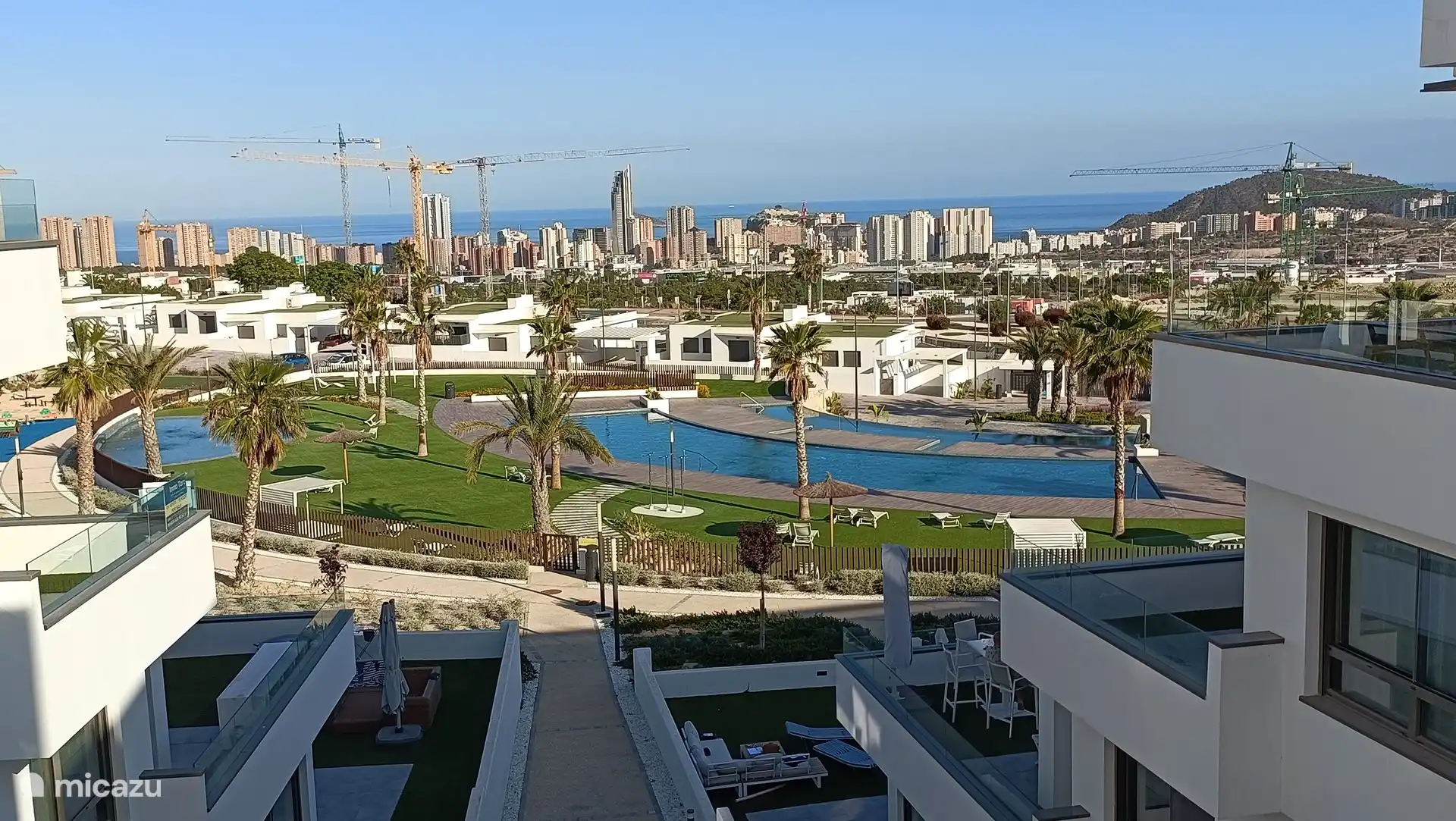 vista panorámica sobre la piscina y el horizonte de Benidorm