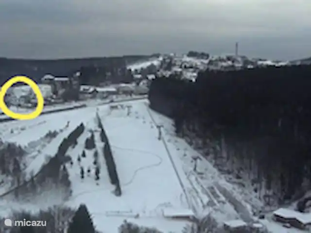 Maison de vacancesWinterberg max 16 pers | Allemagne, Sauerland, Winterberg - maison de vacances Vue du tremplin de saut à ski sur la maison en période hivernale. Le télésiège et les pistes de ski se trouvent juste en face de la maison.