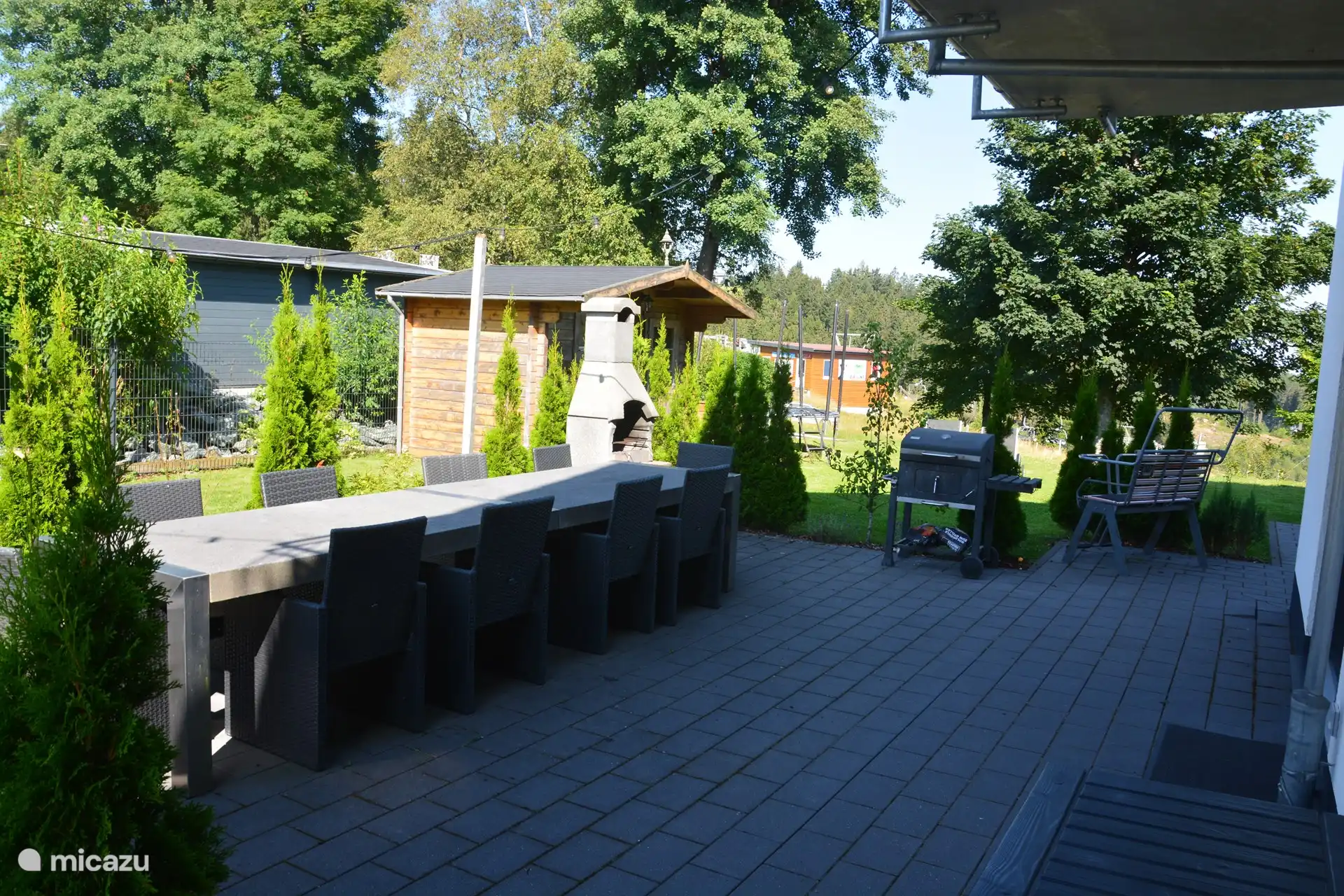 Rondom het huis zijn grote terrassen, met voldoende tuinmeubilair om met grote gezelschappen, bijvoorbeeld heerlijk te bbq-en.