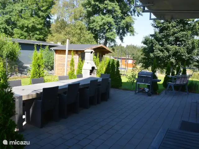 Maison de vacancesWinterberg max 16 pers | Allemagne, Sauerland, Winterberg - maison de vacances Autour de la maison se trouvent de grandes terrasses, avec de nombreux meubles de jardin pour profiter d’un barbecue avec de grands groupes, par exemple.