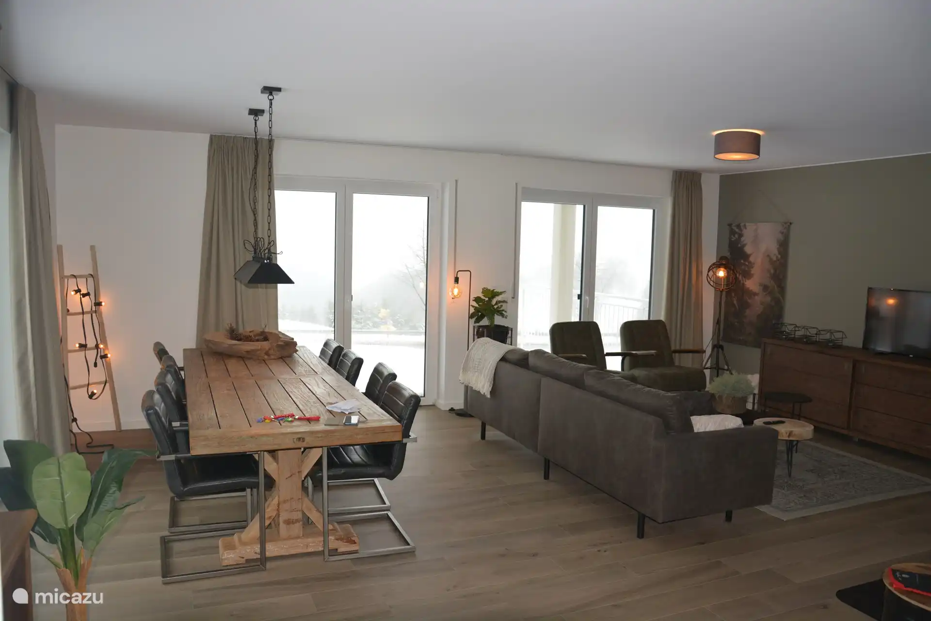 Gezellige woonkamer met ruime eethoek op de begane grond met prachtig uitzicht