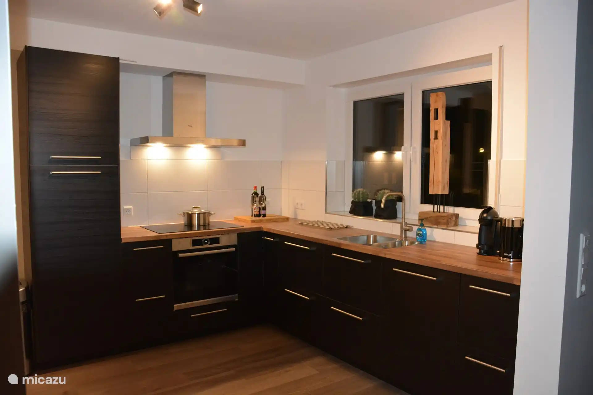 volledig uitgeruste keuken op de 1e verdieping. Voorzien van Combi-magnetron-heteluchtoven, vaatwasmachine, koelkast met vriesvak, tosti-ijzer, waterkoker en koffiezetapparaten