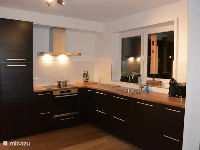 Maison de vacancesWinterberg max 16 pers | Allemagne, Sauerland, Winterberg - maison de vacances Cuisine entièrement équipée au 1er étage. Equipé d’un four à convection micro-ondes multi-ondes, d’un lave-vaisselle, d’un réfrigérateur avec congélateur, d’une machine à sandwich, d’une bouilloire et d’une cafetière
