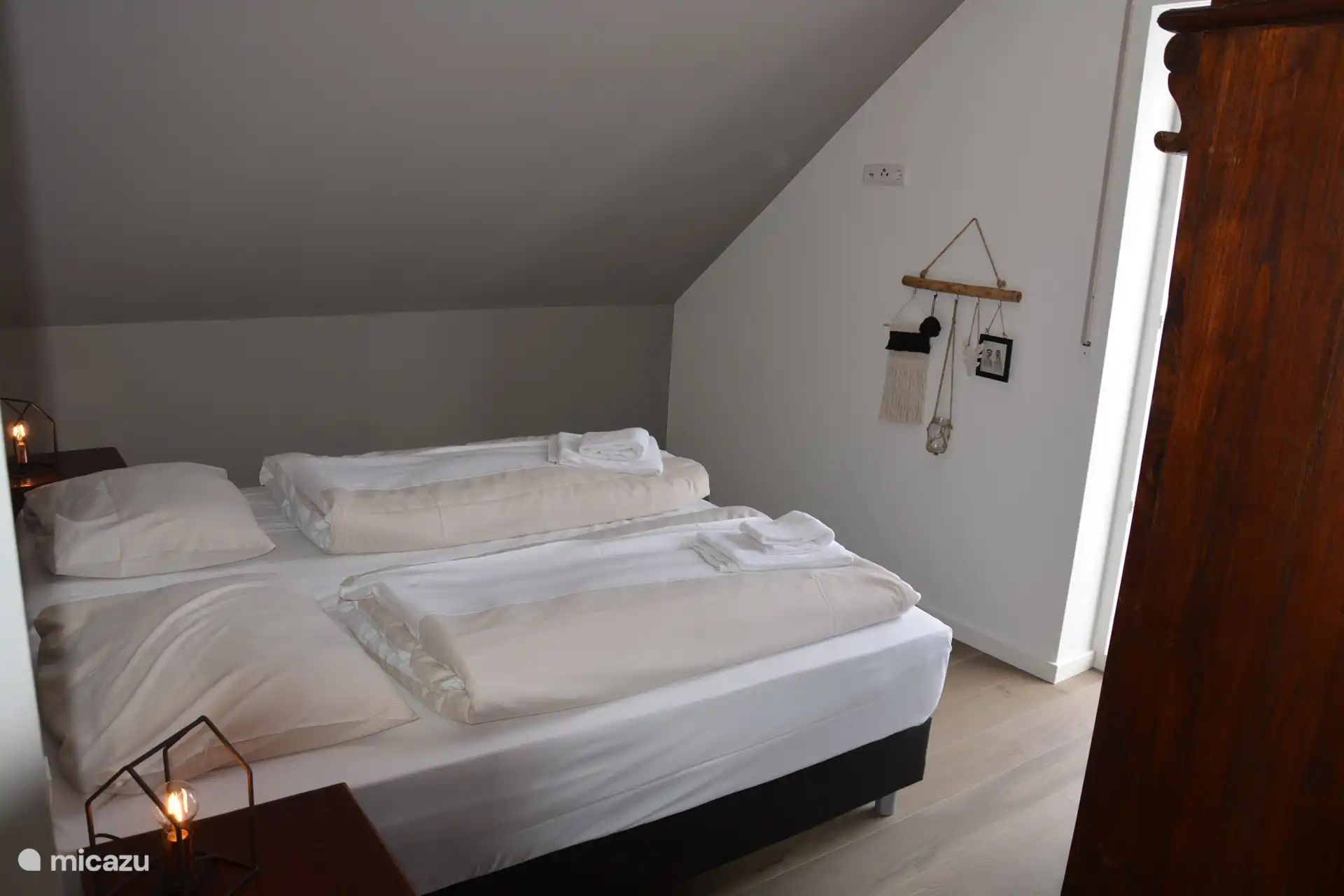 2-persoonkamer met 2 éénpersoons boxspringbedden die desgewenst uit elkaar gezet kunnen worden.