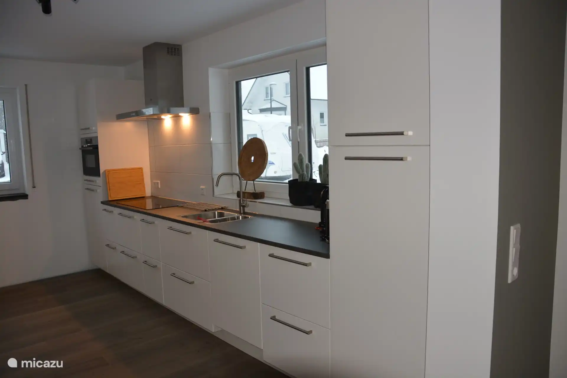 De volledig uitgeruste keuken op de begane grond